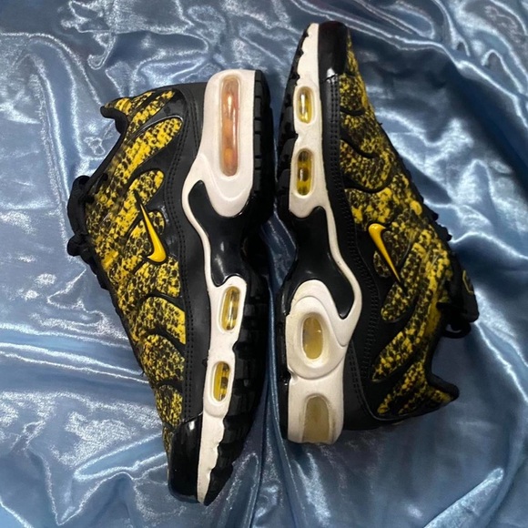 NIKE Air Max Plus Yellow Snakeskin Womans size 7 - Picture 2 of 4